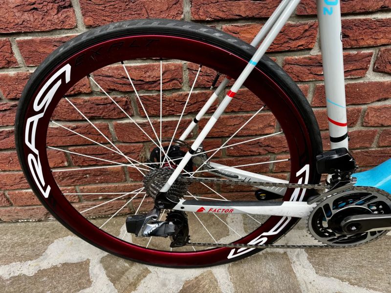 Factor O2 – karbonový silniční bike, SRAM eTap, karbonová kola Velikost 58