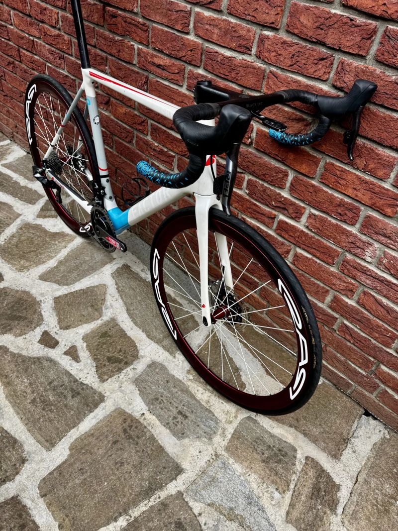 Factor O2 – karbonový silniční bike, SRAM eTap, karbonová kola Velikost 58