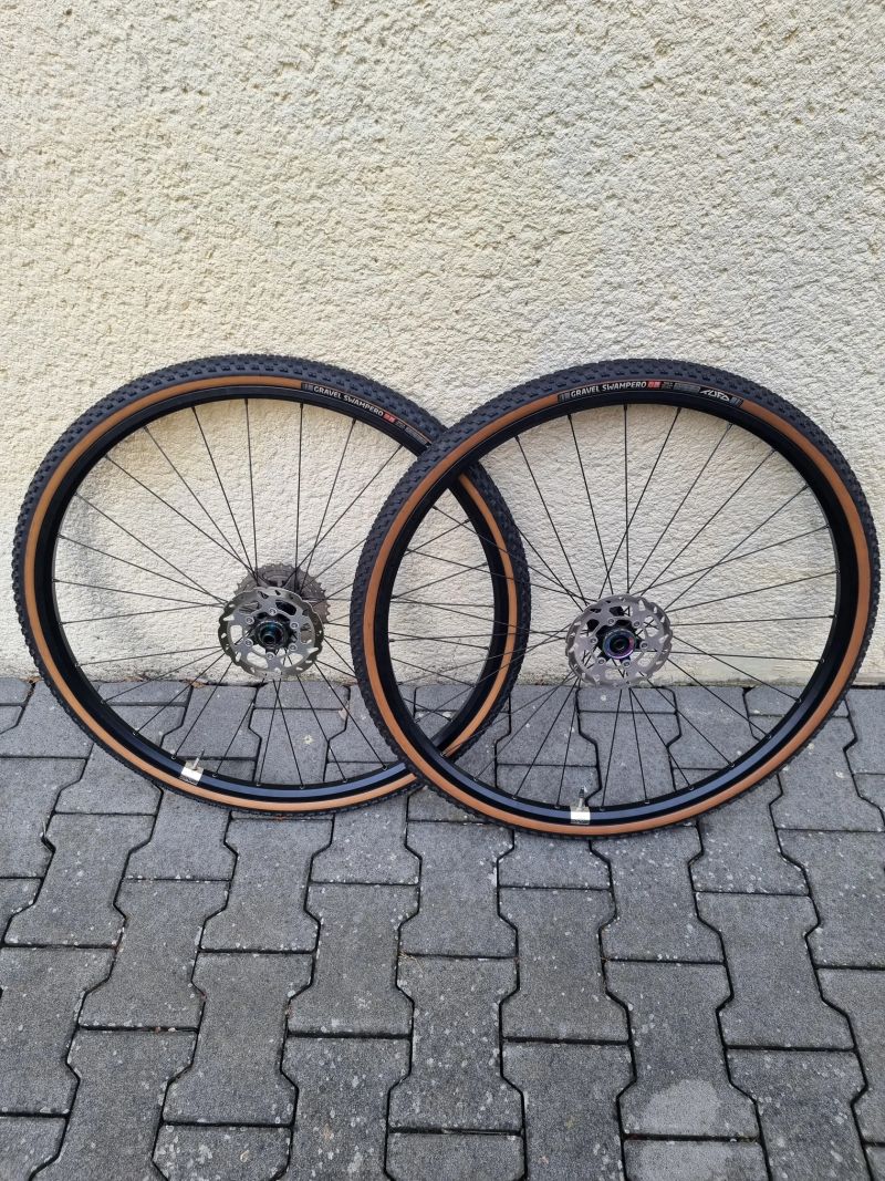 Kola na gravel + pláště Tufo Swampero 36