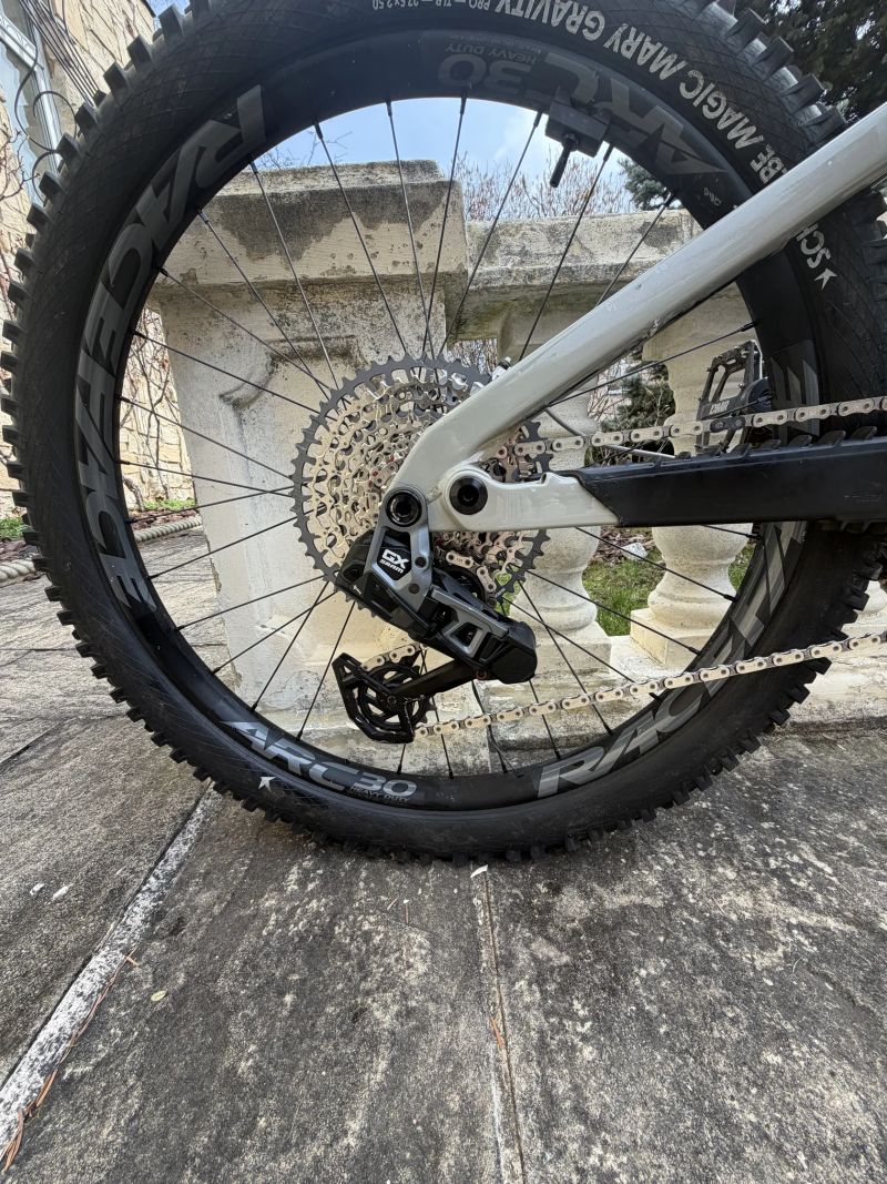 Santa Cruz Vala 1C GX AXS (L) - Kámoši na tebe nebudou čekat a ty si konečně zajezdíš taky z kopce!