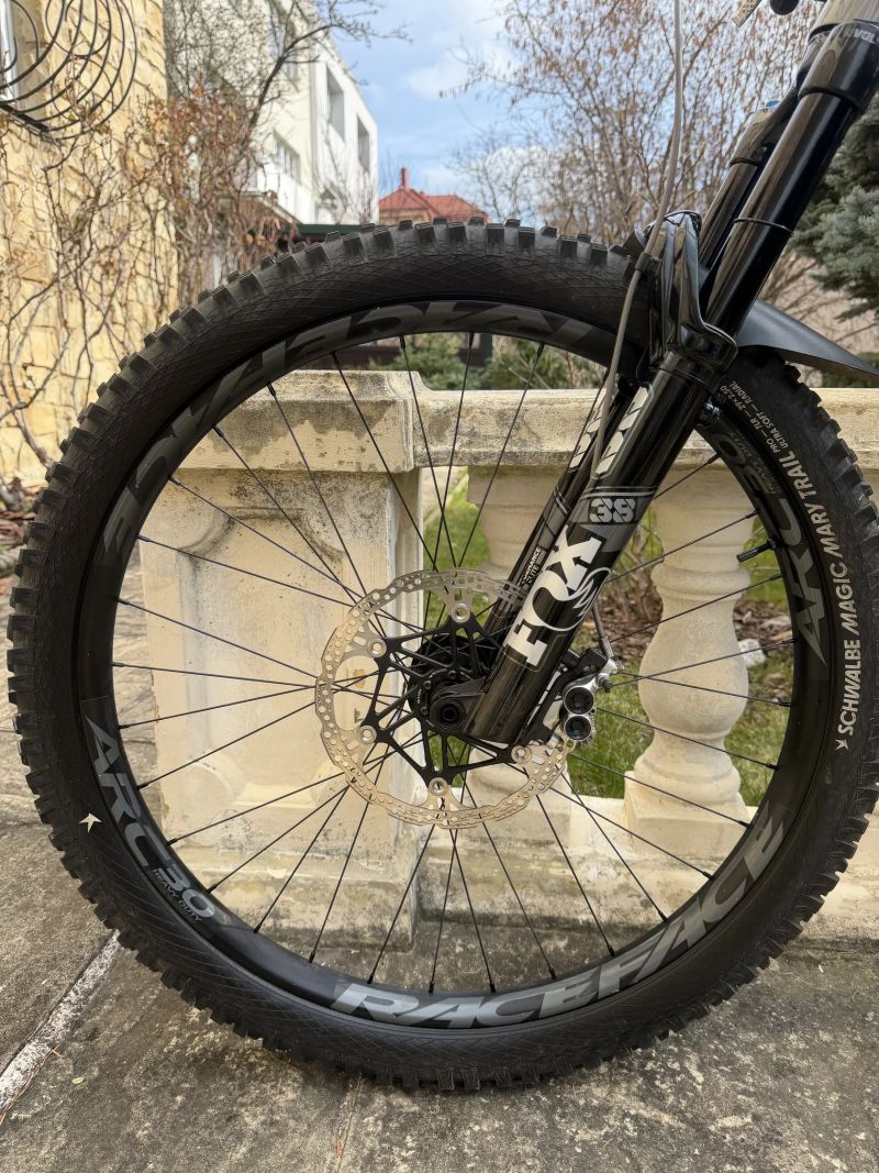 Santa Cruz Vala 1C GX AXS (L) - Kámoši na tebe nebudou čekat a ty si konečně zajezdíš taky z kopce!