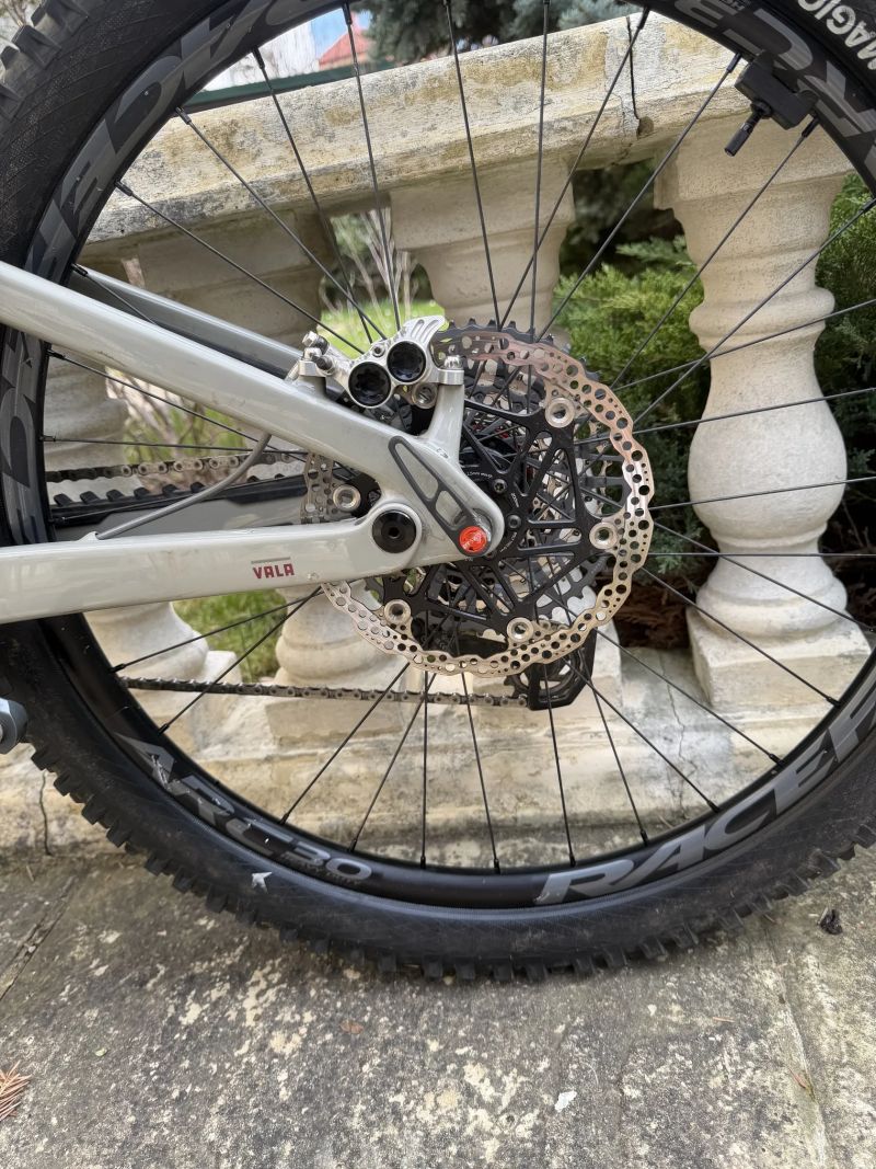 Santa Cruz Vala 1C GX AXS (L) - Kámoši na tebe nebudou čekat a ty si konečně zajezdíš taky z kopce!