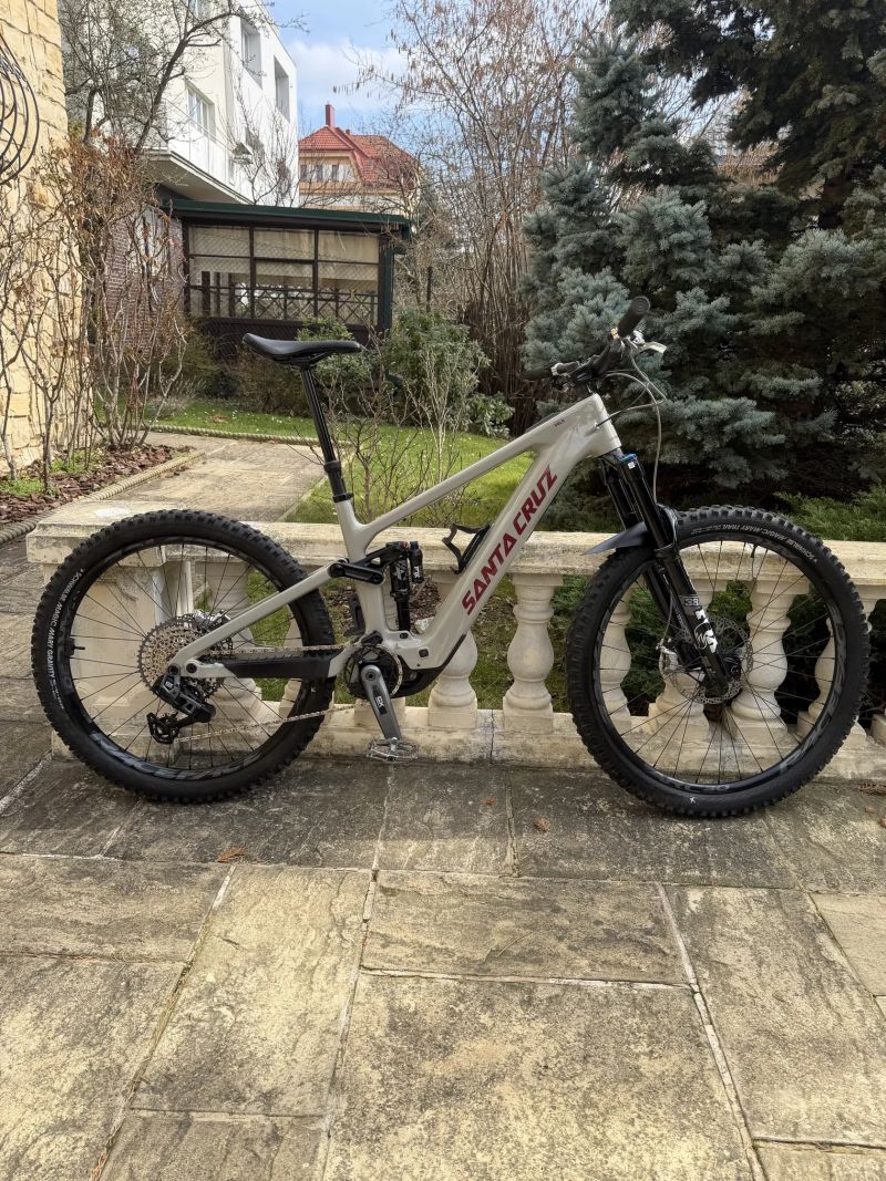 Santa Cruz Vala 1C GX AXS (L) - Kámoši na tebe nebudou čekat a ty si konečně zajezdíš taky z kopce!