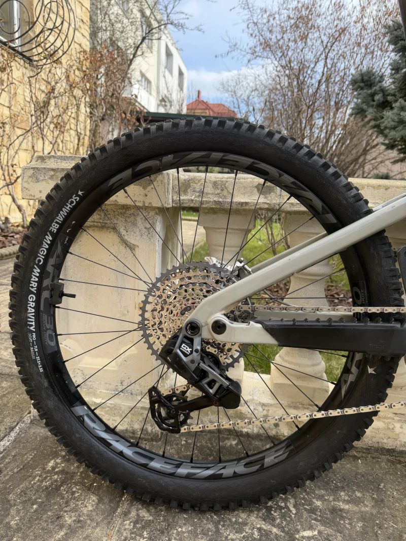 Santa Cruz Vala 1C GX AXS (L) - Kámoši na tebe nebudou čekat a ty si konečně zajezdíš taky z kopce!