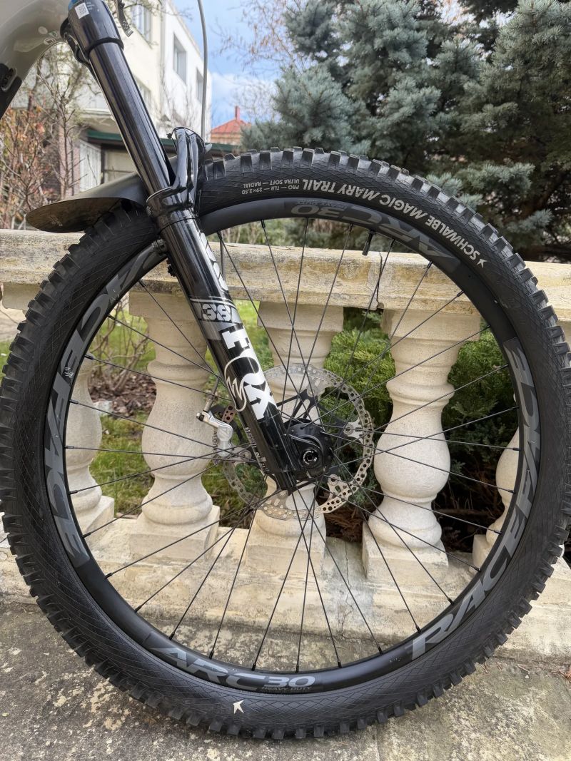 Santa Cruz Vala 1C GX AXS (L) - Kámoši na tebe nebudou čekat a ty si konečně zajezdíš taky z kopce!