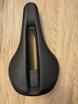 Pouzite sedlo(1 rok) Bontrager Aeolus Elite, austenitové ližiny, šířka 145 mm.