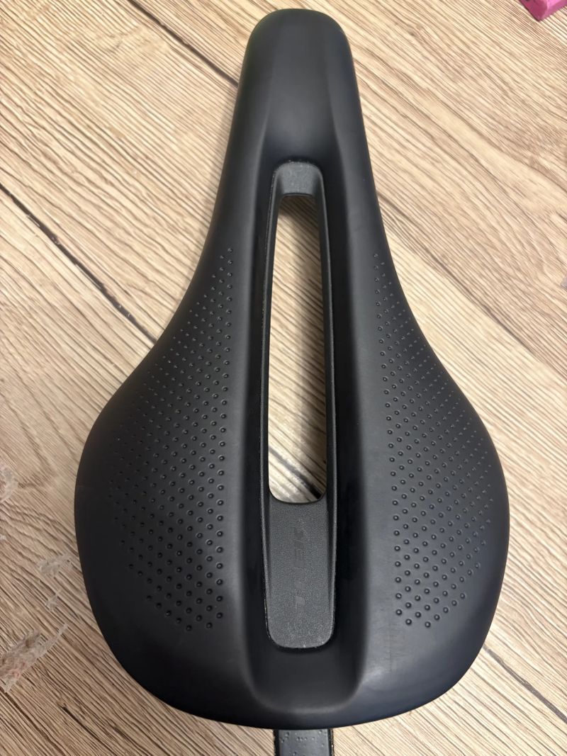 Pouzite sedlo(1 rok) Bontrager Aeolus Elite, austenitové ližiny, šířka 145 mm.