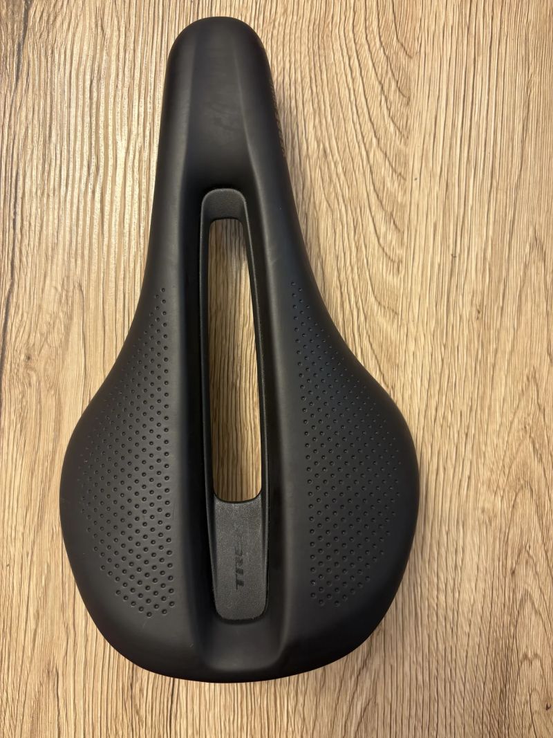 Pouzite sedlo(1 rok) Bontrager Aeolus Elite, austenitové ližiny, šířka 145 mm.