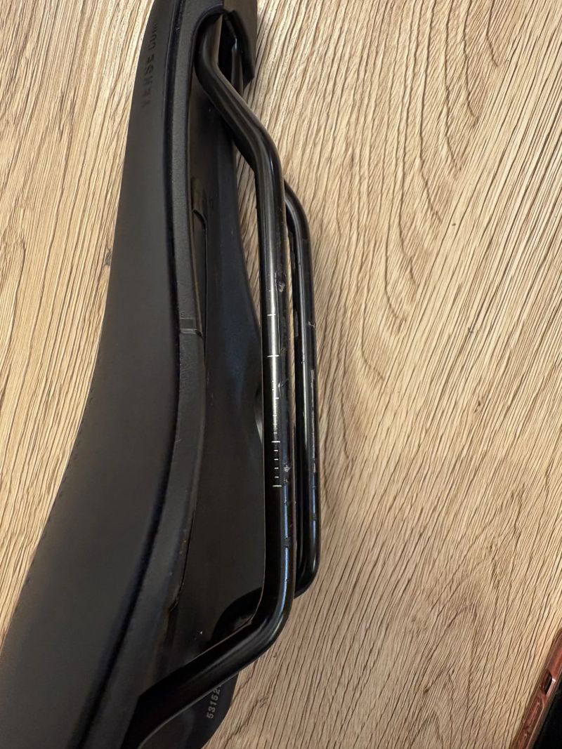 Pouzite sedlo(1 rok) Bontrager Aeolus Elite, austenitové ližiny, šířka 145 mm.