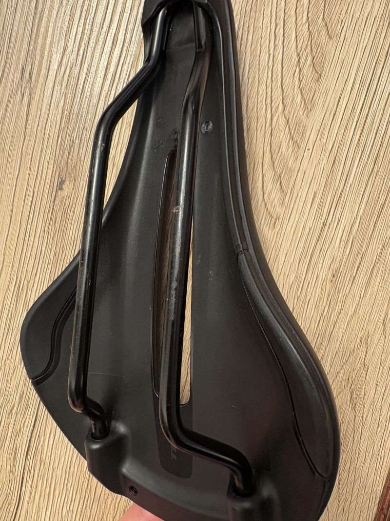 Pouzite sedlo(1 rok) Bontrager Aeolus Elite, austenitové ližiny, šířka 145 mm.