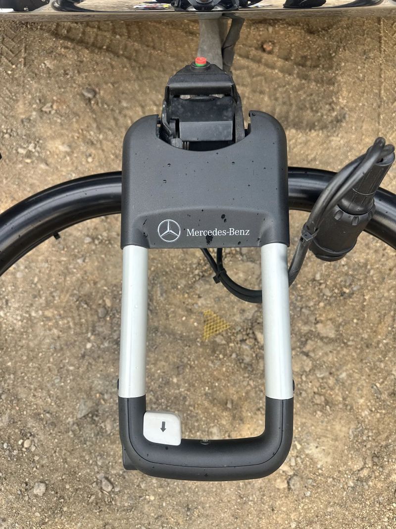 Prodám držák jízdních kol Mercedes-Benz na 3 jízdní kola, původní cena 20.500,-Kc