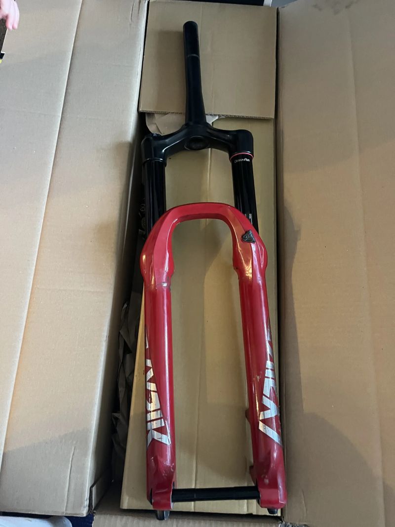 Rock Sho lyrik ultimate 27.5 170mm červená