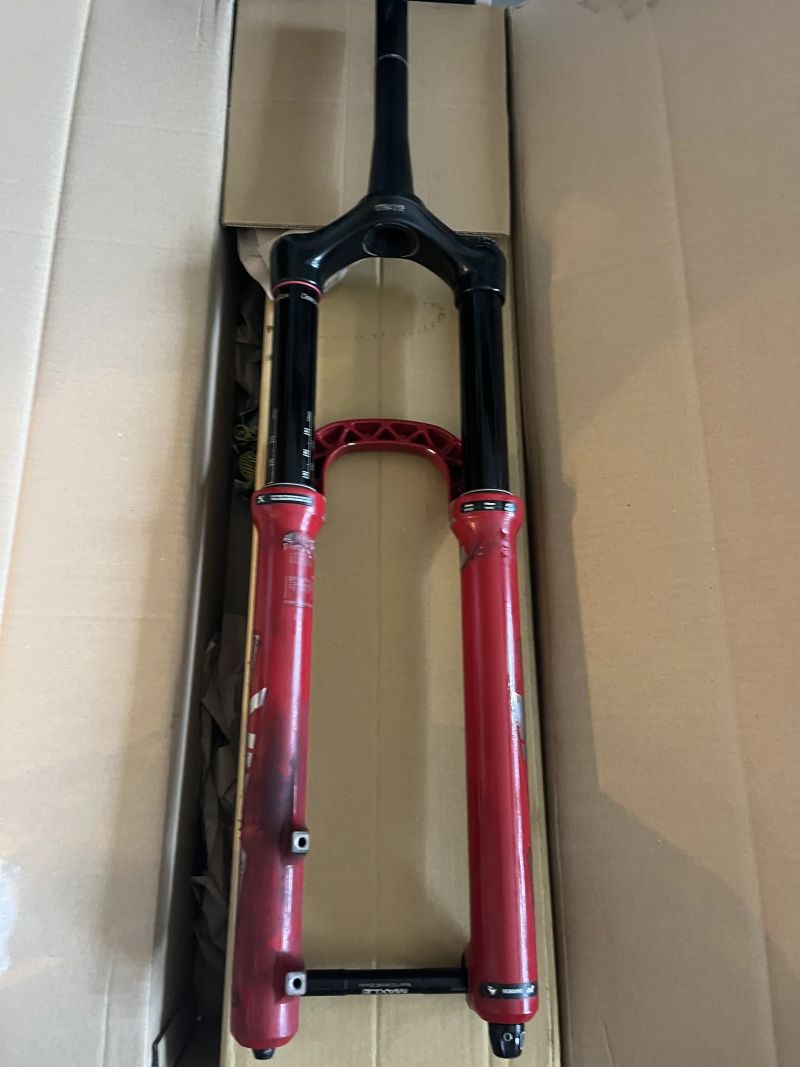 Rock Sho lyrik ultimate 27.5 170mm červená