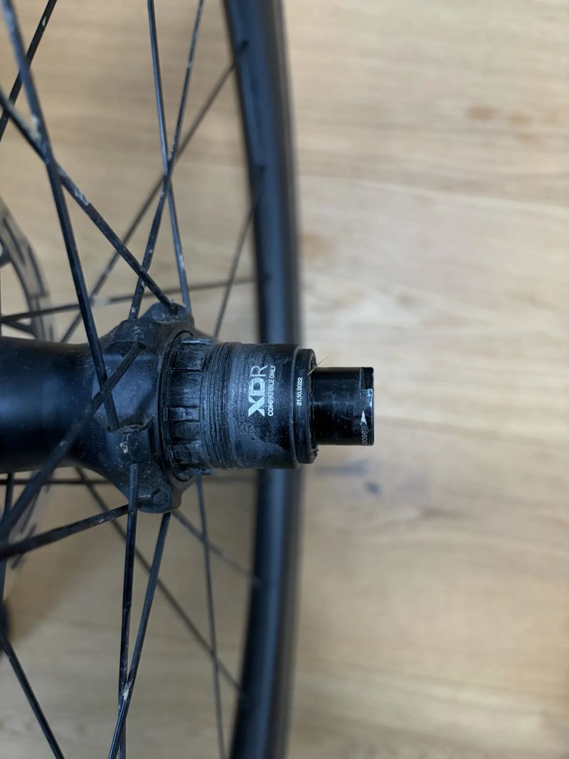 Prodám karbonová kola Syncros Capital 1.0 50 mm + kotouče SRAM 160 mm