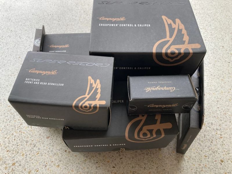 Prodám nerozbalenou sadu Campagnolo Super record WRL 12s. V záruce. Cena k jednání