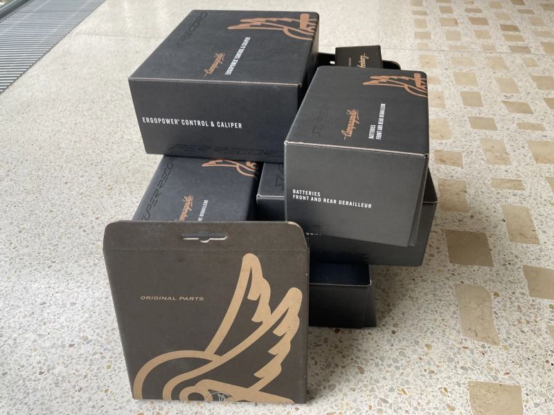 Prodám nerozbalenou sadu Campagnolo Super record WRL 12s. V záruce. Cena k jednání