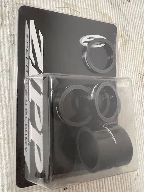 Prodám nový držák na Garmin, antipadač řetězu Force, kroužky Zipp