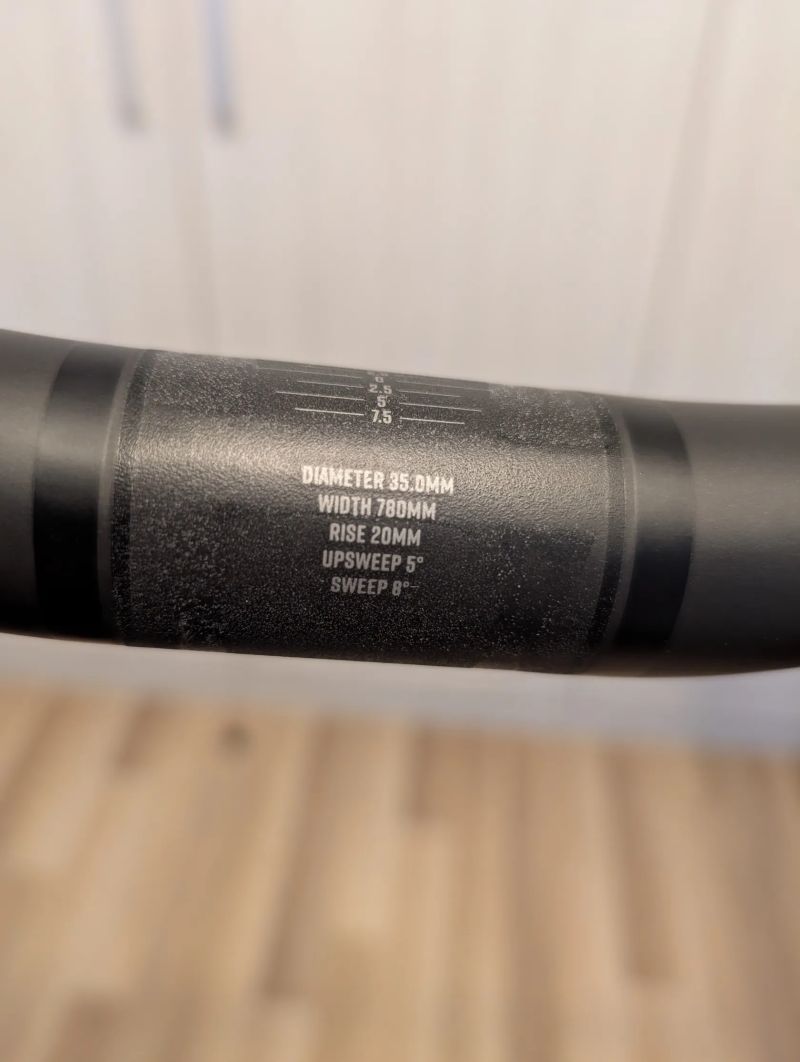 Karbonová řidítka Pivot 780mm, rise 20mm