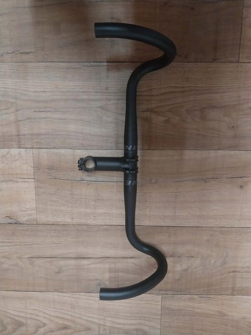  Hliníková řídítka Easton a představec