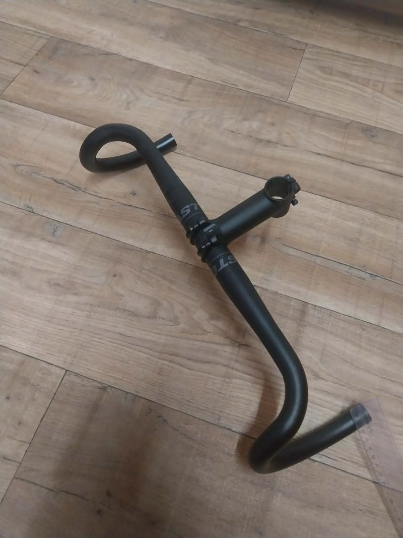  Hliníková řídítka Easton a představec