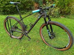 MONDRAKER Podium Carbon 29" black phantom/light blue