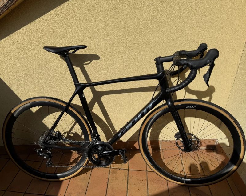 Giant TCR 2021 with Hunt carbon wheels