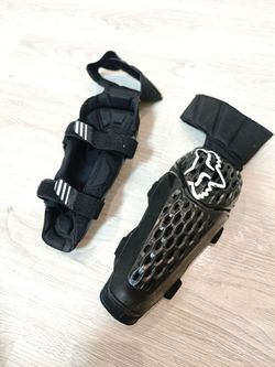 Chrániče loktů Fox Titan L/XL sedí na ruku 30cm