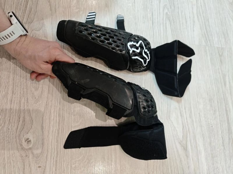 Chrániče loktů Fox Titan L/XL sedí na ruku 30cm