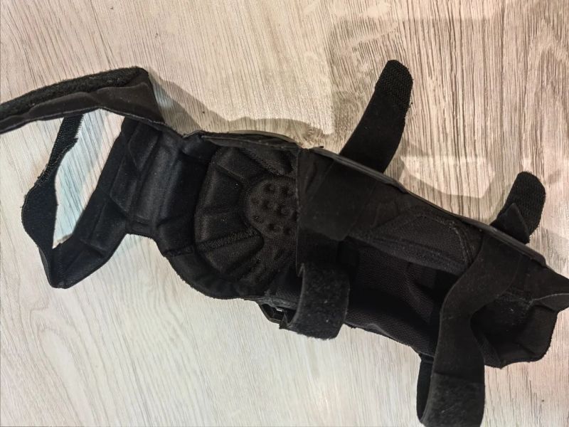 Chrániče loktů Fox Titan L/XL sedí na ruku 30cm