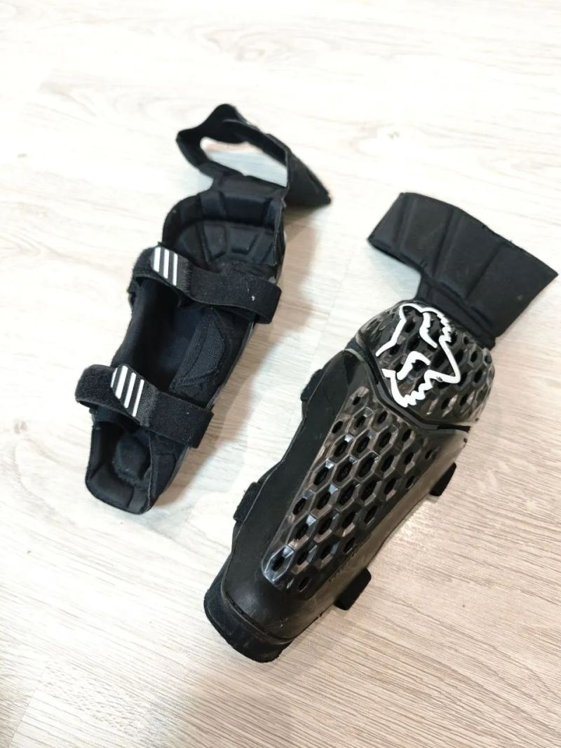 Chrániče loktů Fox Titan L/XL sedí na ruku 30cm