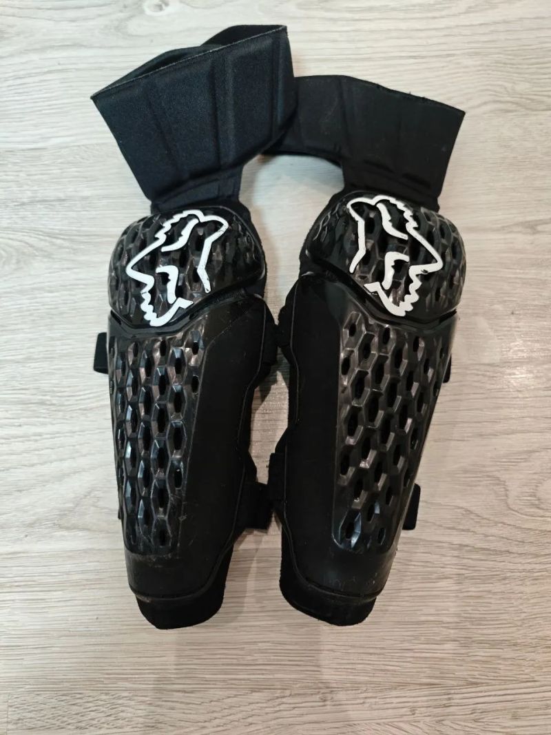 Chrániče loktů Fox Titan L/XL sedí na ruku 30cm