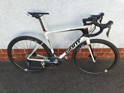 Giant Defy Advanced 3 (2017) – karbon, kotouče, nová DT Swiss kola