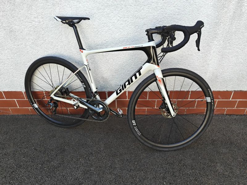Giant Defy Advanced 3 (2017) – karbon, kotouče, nová DT Swiss kola
