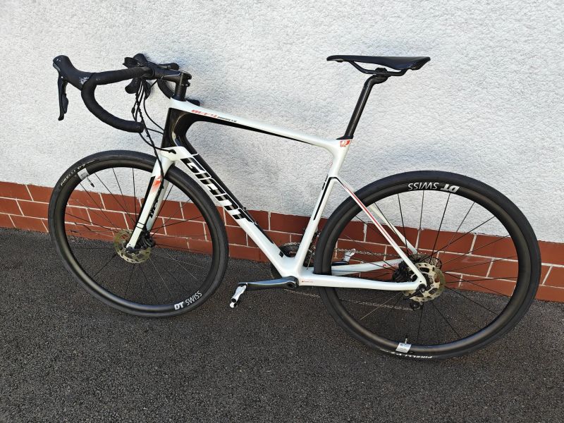 Giant Defy Advanced 3 (2017) – karbon, kotouče, nová DT Swiss kola