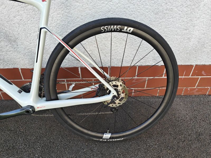 Giant Defy Advanced 3 (2017) – karbon, kotouče, nová DT Swiss kola