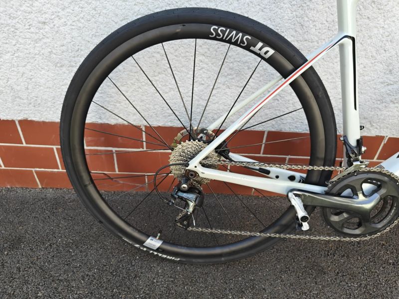 Giant Defy Advanced 3 (2017) – karbon, kotouče, nová DT Swiss kola