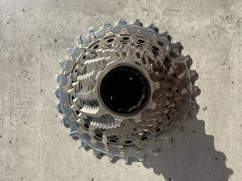 Prodám kazetu Sram RED 12s 10 - 28 (pouze vyzkoušeno do 100km)