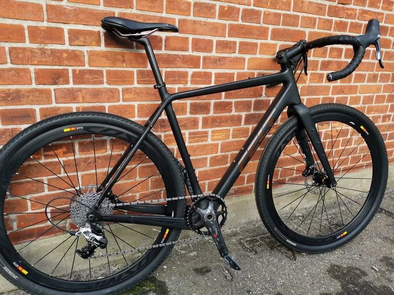 Felt – karbonový gravelbike, 56 cm rám – 9,6 kg – 39 900 Kč