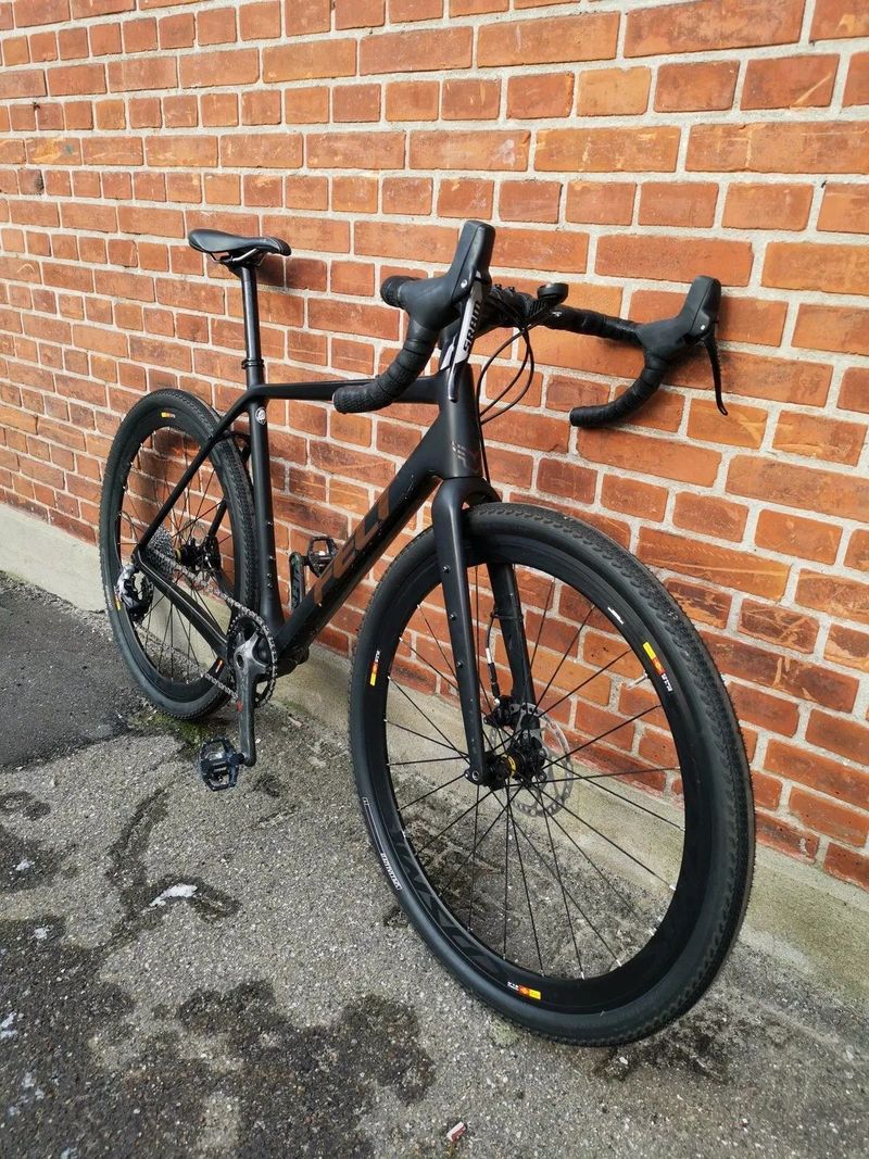 Felt – karbonový gravelbike, 56 cm rám – 9,6 kg – 39 900 Kč