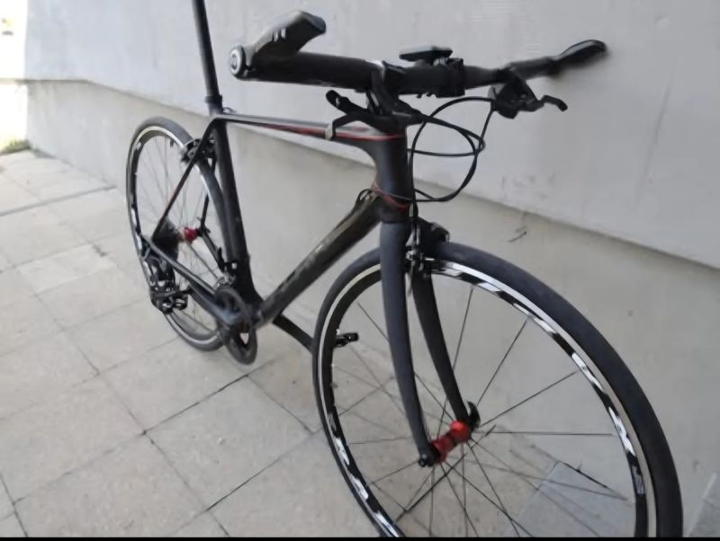 Karbonové fitness kolo