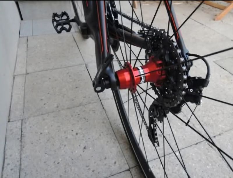 Karbonové fitness kolo