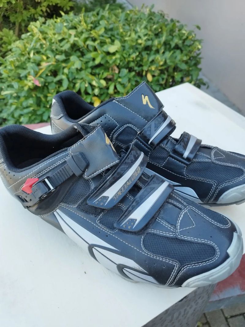 Tretry zn. Specialized, jedny polotvrdé vel.46 a druhé pevné vel.47. Cena za jedny 350,-Kč