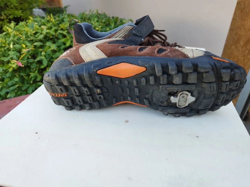 Tretry zn. Specialized, jedny polotvrdé vel.46 a druhé pevné vel.47. Cena za jedny 350,-Kč