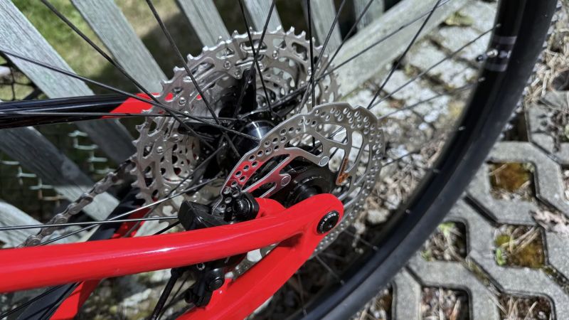 ROCK MACHINE BLIZZ CRB 30-29, Carbon, ROCKSHOX, DEORE, PEVNÉ OSY, Karbon sedlovka