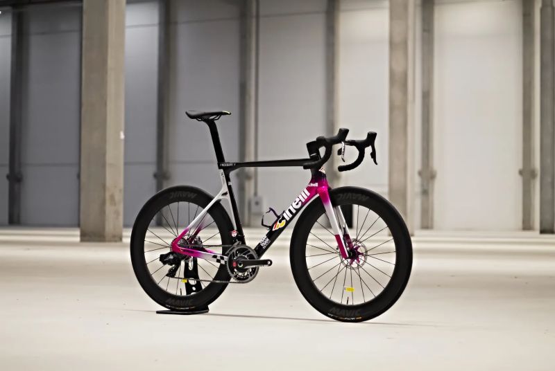 Cinelli Pressure 2, Sram RED AXS Etap, Powermeter, Mavic Cosmic UST SL