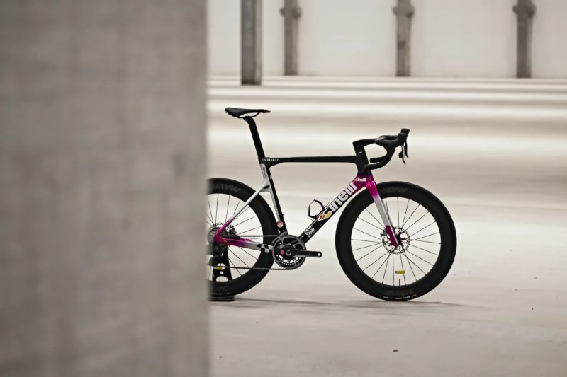 Cinelli Pressure 2, Sram RED AXS Etap, Powermeter, Mavic Cosmic UST SL