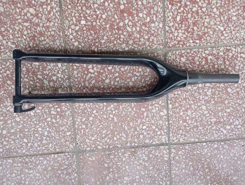 Pevná karbonová vidlice