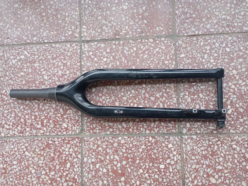 Pevná karbonová vidlice