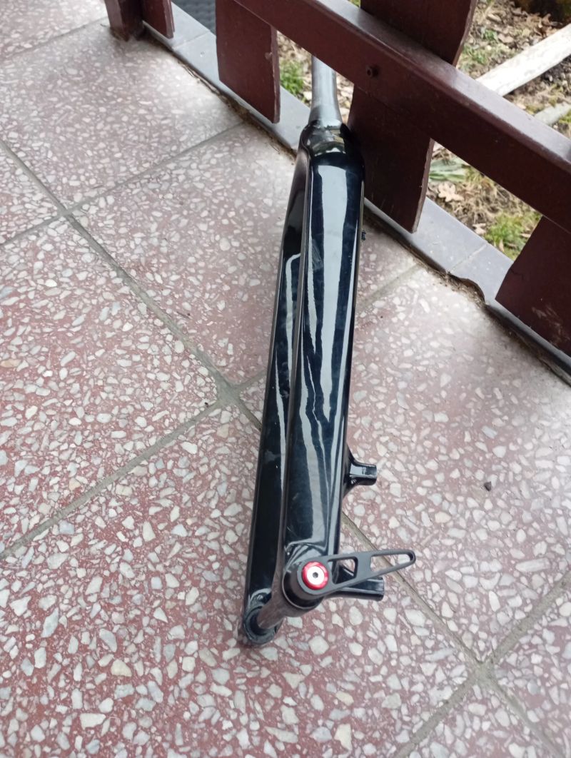 Pevná karbonová vidlice