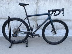  Crux Pro 2025, velikost 56, váha 7,63 kg 